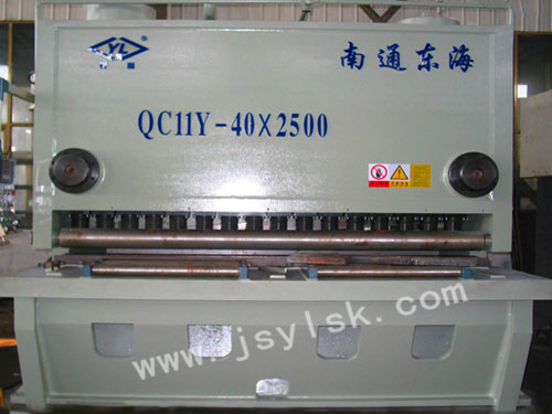 QC11Y-40*2500液(yè)壓閘式剪闆機(jī)