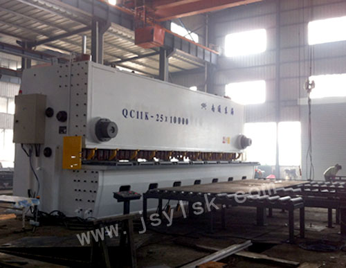 QC11K-25*10000大型剪(jiǎn)闆機