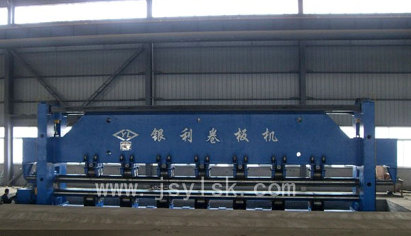 船(chuán)用卷闆(pan)機