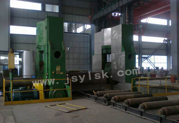 大型上(shang)輥萬能(néng)式卷闆(pan)機