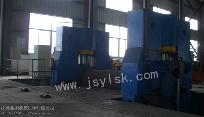 大型上輥萬能(neng)式卷闆機