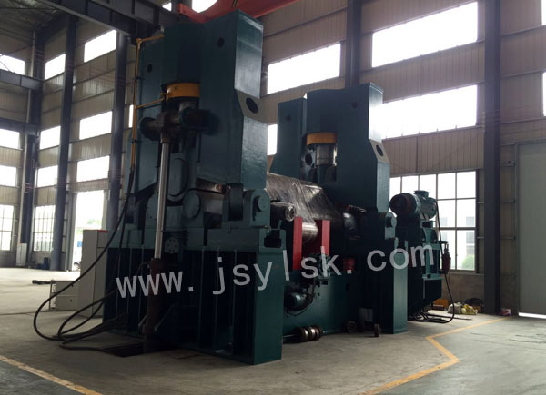 大(dà)型上輥萬能(néng)式卷闆機