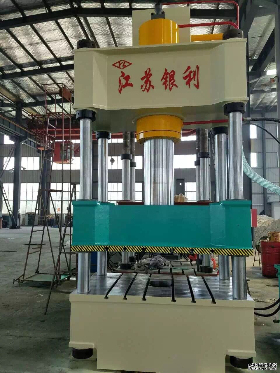 四柱(zhu)液壓機(jī)