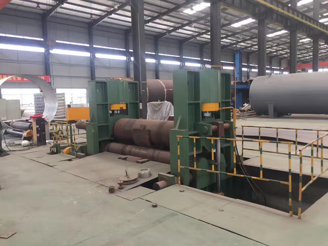 大型上(shàng)輥萬能式卷闆機(jī)