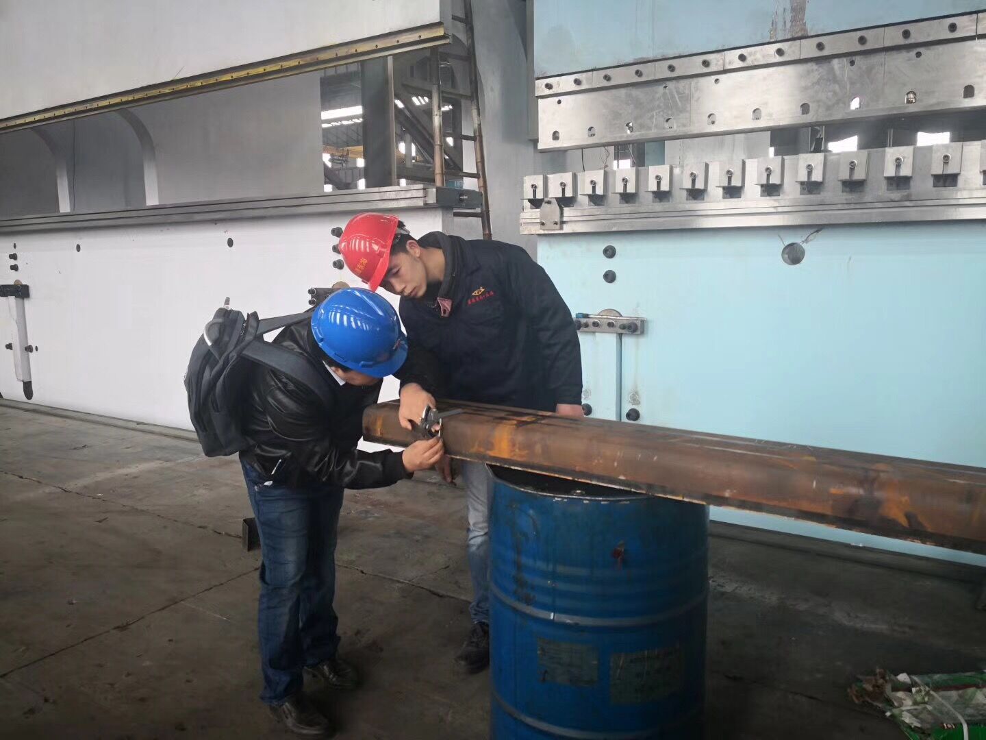 東海數控(kòng)折彎機試(shi)機