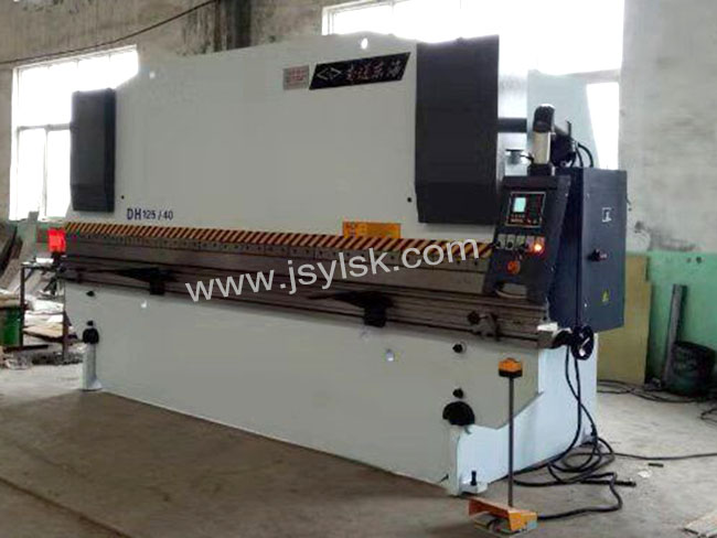 WC67Y-125/4000液(ye)壓折彎機