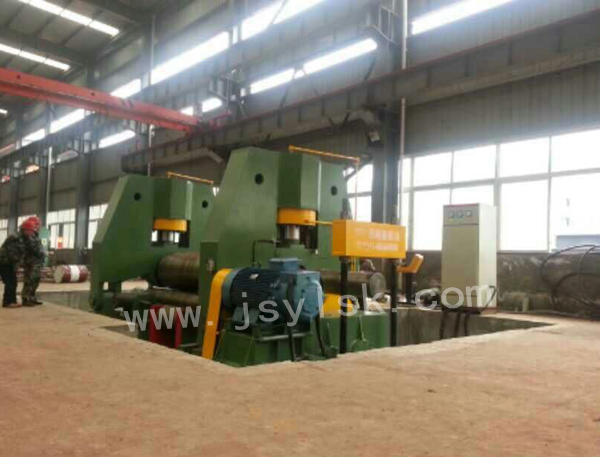 大型上(shang)輥萬能(néng)式卷闆(pǎn)機