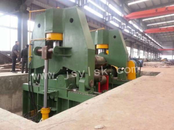 大(dà)型上輥(gun)萬能式(shi)卷闆機(ji)